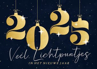 Donkere nieuwjaarskaart met cijfer kerstballen lichtpuntjes