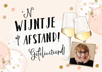 Feestelijke kaart met wijnglazen, ballonnen en foto