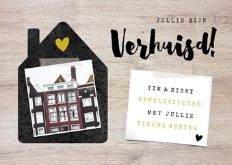 Felicitatiekaart verhuisd met huisje, foto's en hout