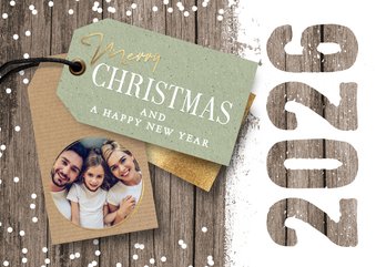 Foto kerstkaart 2026 label op hout sneeuw