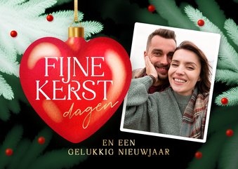 Foto kerstkaart met rood hart kerstbal