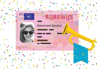 Geslaagd kaart rijbewijs met confetti en trompet