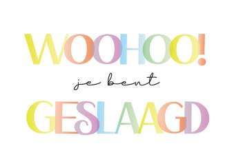 Geslaagdkaart met vrolijke regenboog letters