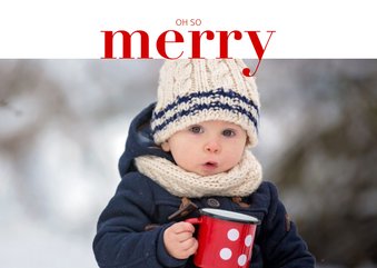 Hippe kerstkaart met grote foto en merry in rode letters