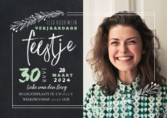 Hippe uitnodiging krijtbord look met foto en handlettering