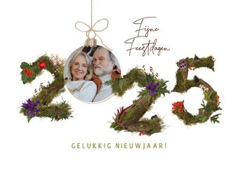 Kerstkaart 2025 natuur en kerstbal foto