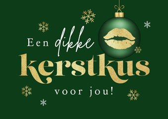 Kerstkaart een dikke kerstkus voor jou kerstbal goud sneeuw