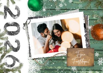 Kerstkaart fotostapel op sneeuw en hout