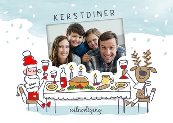 Kerstkaart kerstdiner met kerstman en rendier aan tafel