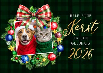 Kerstkaart kerstkrans kerstballen ruiten strik en foto