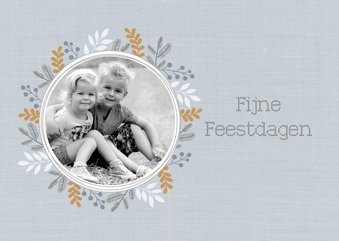 Kerstkaart met foto in kerstkrans blauw linnenlook