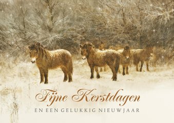 Kerstkaart met kudde paarden in winterlandschap