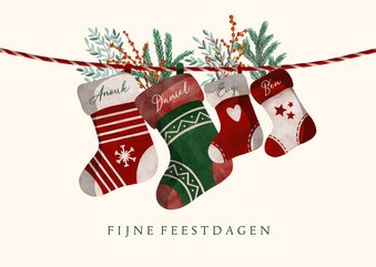 Kerstkaart vier kerstsokken met namen en twijgjes