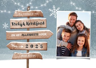 Kerstkaart wegwijzers winter hout sneeuw foto