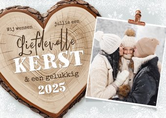 Kerstkaart winter liefde hart hot boomstam foto