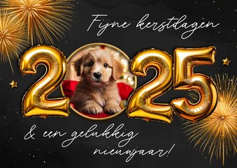 Kerstkaartje met 2025 folieballon en foto goud vuurwerk