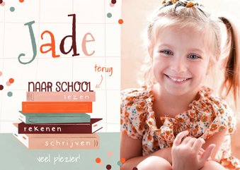 Kinderkaart terug naar school met boeken en foto