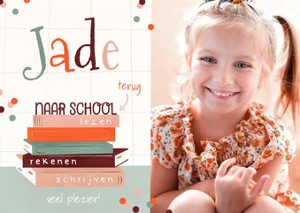 Kinderkaart terug naar school met boeken en foto