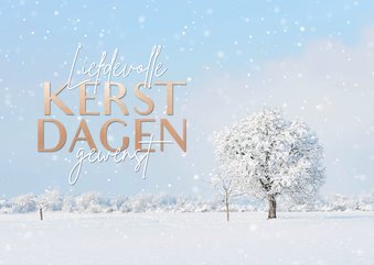 Klassieke kerstkaart met sneeuwlandschap met boom