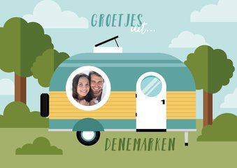 Leuke vakantiekaart met caravan, bos en foto