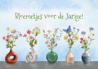 Leuke verjaardagskaart met vaasjes en geschilderde bloemen