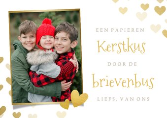 Liefdevolle kerstkaart - kerstkus door de brievenbus