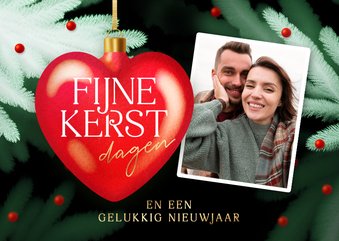 Lieve kerstkaart met kerstbal hart en foto