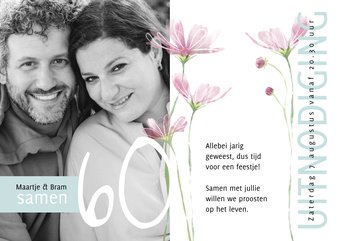 Moderne uitnodiging samen 60 waterverf bloemen