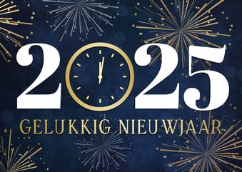 Nieuwjaarskaart 2025 met klok op 12 uur en vuurwerk