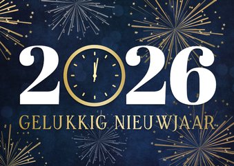 Nieuwjaarskaart 2026 met klok op 12 uur en vuurwerk