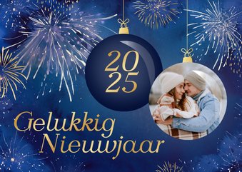 Nieuwjaarskaart met geschilderd vuurwerk kerstbal en foto