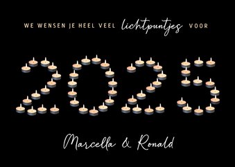 Originele kerstkaart met jaartal 2025 van waxinelichtjes