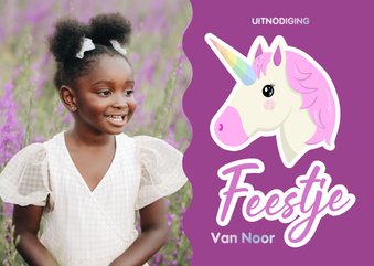 Paarse uitnodiging voor een kinderfeestje met eenhoorn foto