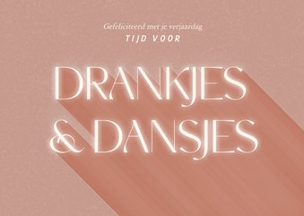 Roze verjaardagskaart met grappige spreuk drankjes & dansjes