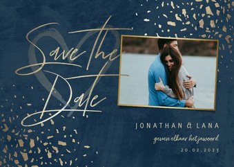 Save the date kaart foto donkerblauw met terrazzo patroon