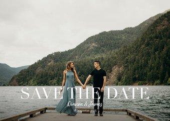 Save the date kaart met grote foto en witte typografie