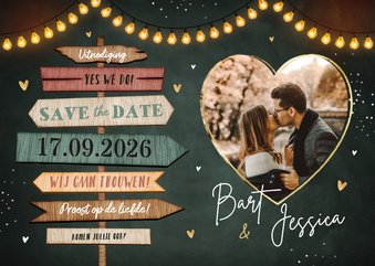 Save the date uitnodiging houten wegwijzers lampjes hartjes