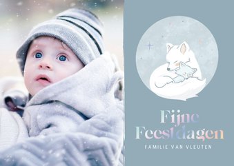 Schattige kerstkaart met poolvosje en baby in blauw