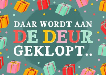 Sinterklaaskaartje daar wordt aan de deur geklopt