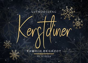 Stijlvolle kerstdiner uitnodiging met gouden sneeuwvlokken