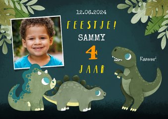 Stoere kinderfeestje uitnodiging met dino's, jungle en foto