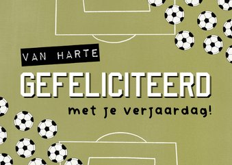 Stoere verjaardagskaart groen voetbalveld en voetballen