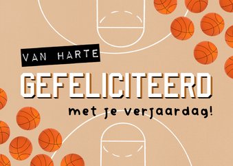 Stoere verjaardagskaart oranje basketbalveld basketballen