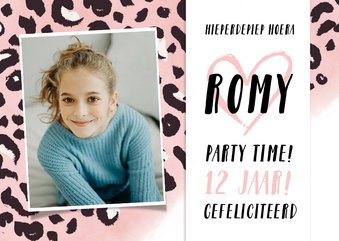 Trendy meisjes verjaardagskaart met een roze luipaardprint 