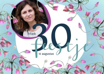 Uitnodiging 30ste verjaardag vrouw foto en roze bloemetjes