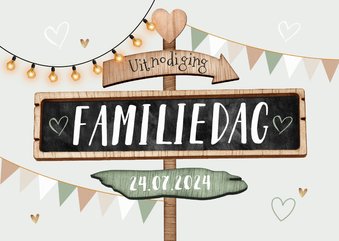 Uitnodiging familiedag wegwijzers hout hartjes slingers