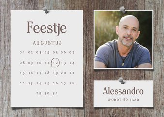 Uitnodiging feestje kalender hout met foto's en spijkers