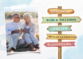 Uitnodiging jubileum in strand thema met foto en wegwijzer