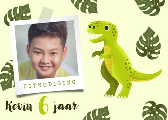 Uitnodiging voor een kinderfeestje met dino en blaadjes