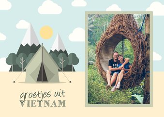 Vakantiekaart met foto en tent met bergen